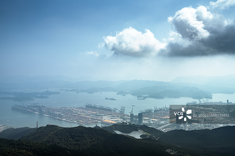 中国广东深圳盐田梅沙尖俯瞰盐田港自然风光，鲲鹏径十二段山海连城图片素材