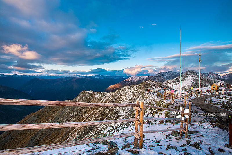 中国新疆阿勒泰地区布尔津县禾木景区云霄峰山顶周围风光图片素材