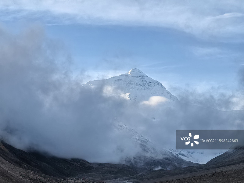 西藏旅游珠穆朗玛峰日出日照金山山脚下高海拔图片素材