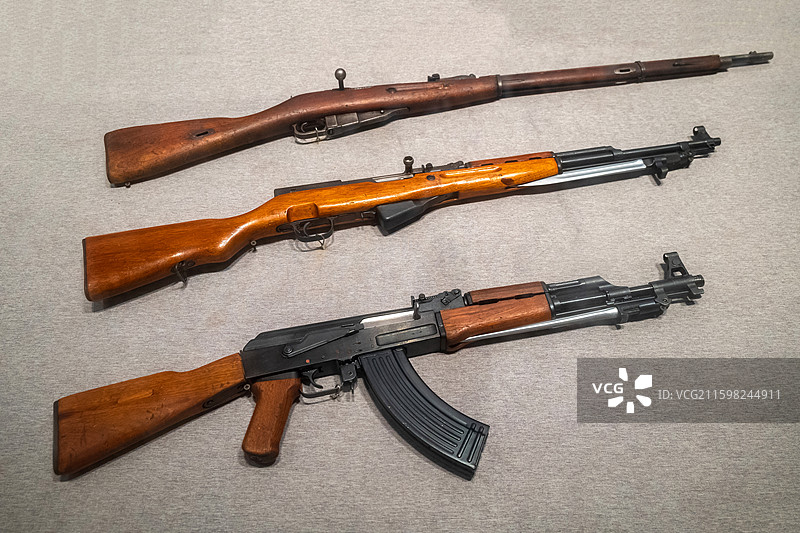56式7.62mm冲锋枪、56式7.62mm半自动步枪、莫辛纳甘步枪 中国人民解放军海军博物馆图片素材