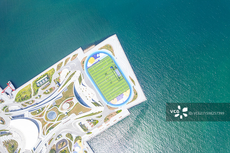 威海海边的足球场风景航拍图片素材