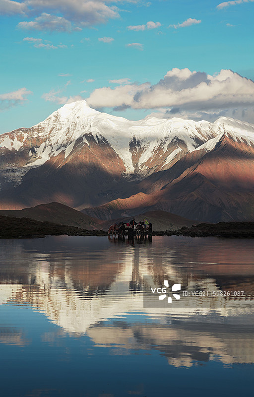 在冷嘎措拍摄贡嘎雪山下的养马人图片素材