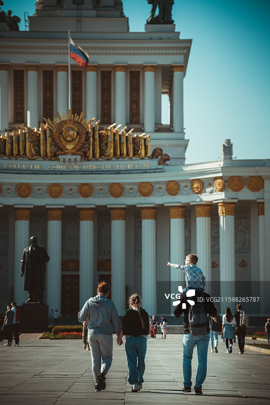 童心映金像：莫斯科 VDNKh 的春日童话图片素材