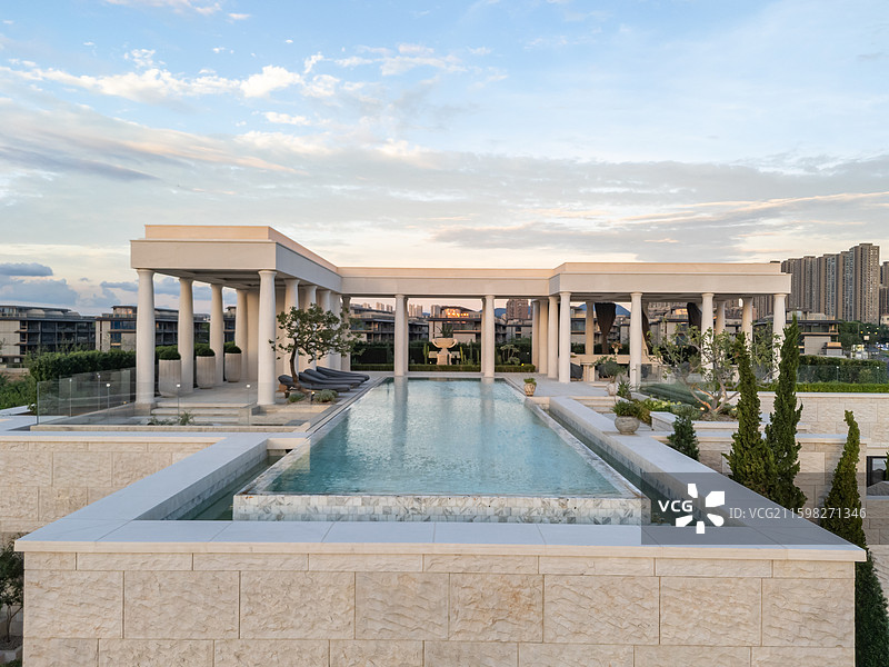 看楼顶游泳池图片素材