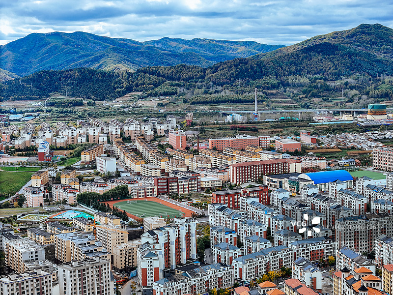 通化市 东昌区 浑江 南山 滨江公园 江沿路图片素材