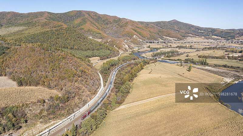 绥芬河-大连K2052次运行在滨绥线一面坡附近图片素材