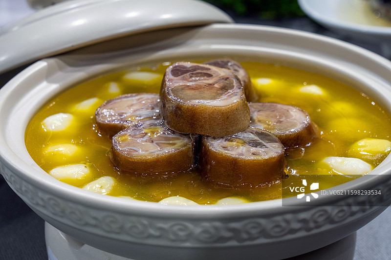 湖北恩施传统美食腊猪蹄炖土豆图片素材