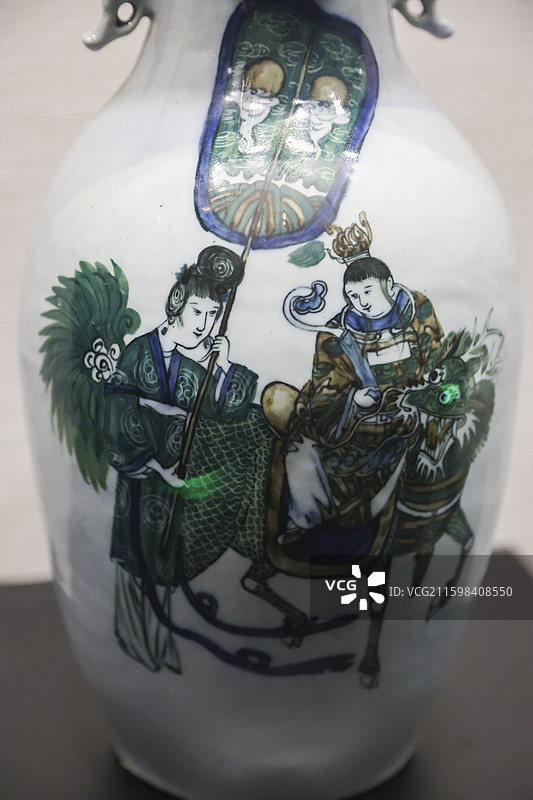 五彩“麒麟送子”图蝶耳瓶邯郸市博物馆磁州窑瓷器陈列图片素材