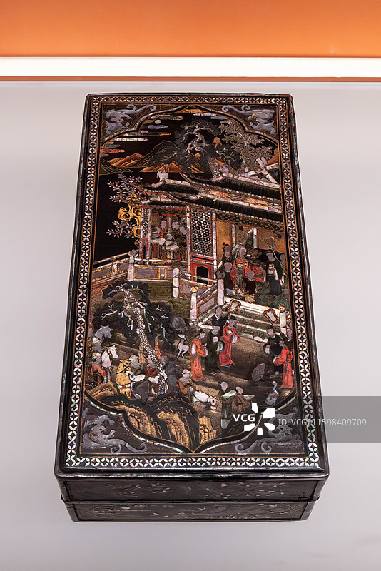 上海博物馆人民广场馆红翠斗芳菲宋元明漆器珍品展黑漆螺钿楼阁人物图长方盒 明 崇祯十三年 1640年图片素材