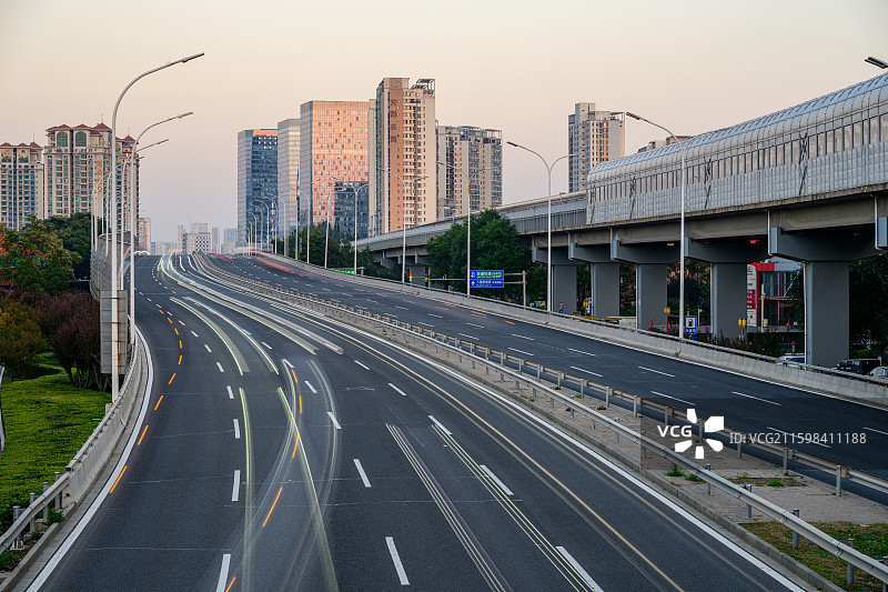 北京通州，傍晚日落时分，繁忙的京通快速路和北京地铁八通线高架路，摄于八里桥。图片素材