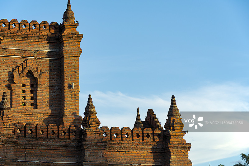 瑞丽市一寨两国景区内的蒲甘红塔群图片素材