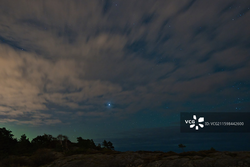 夜晚的天空和闪亮的星星图片素材