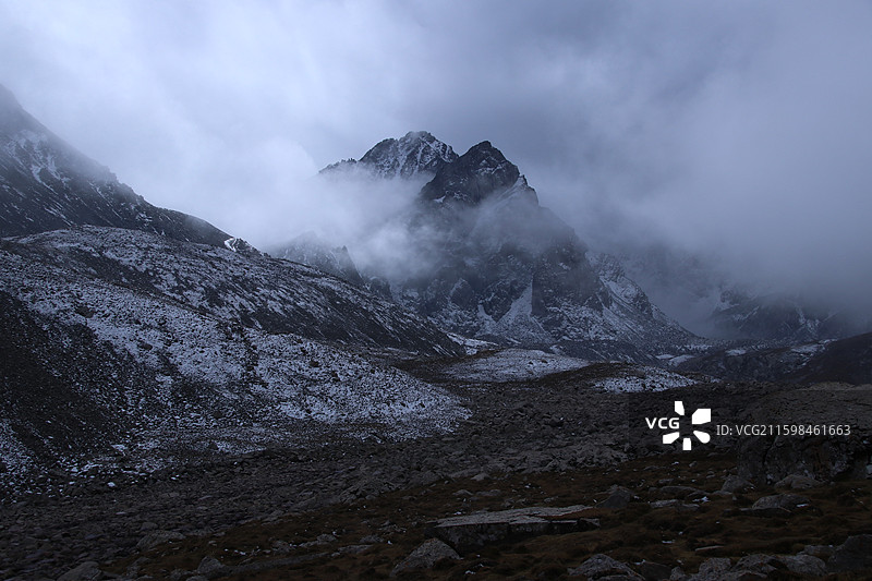 甘肃武威冰沟河云雾中的雪山图片素材