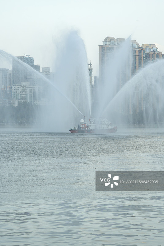 白鹅潭上的消防船图片素材