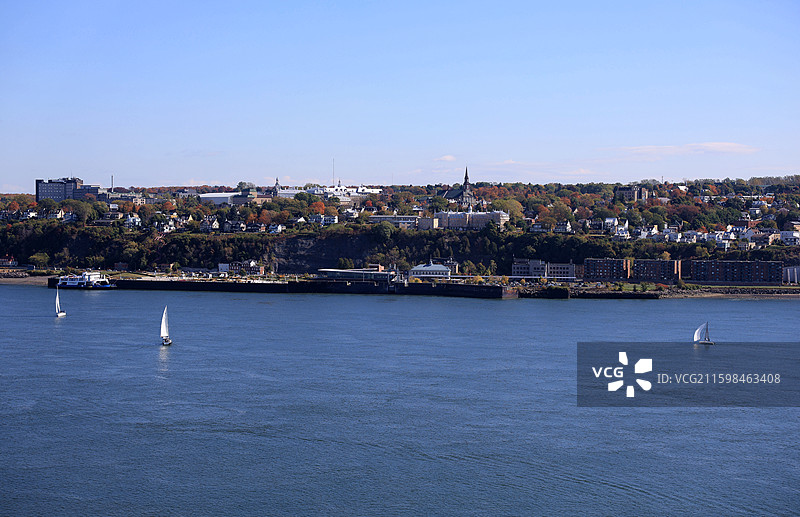 加拿大魁北克，秋天蓝天映衬下的圣劳伦斯河景观图片素材