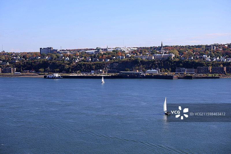 加拿大魁北克，秋天蓝天映衬下的圣劳伦斯河景观图片素材