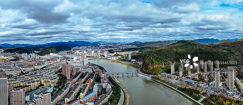 通化市 东昌区 浑江 南山 滨江公园 江沿路图片素材
