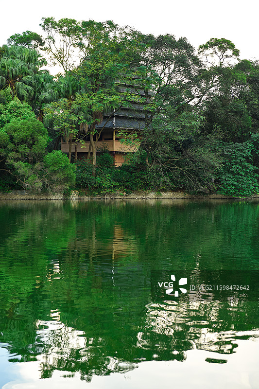 丛林中的侗寨水中倒影风光图片素材