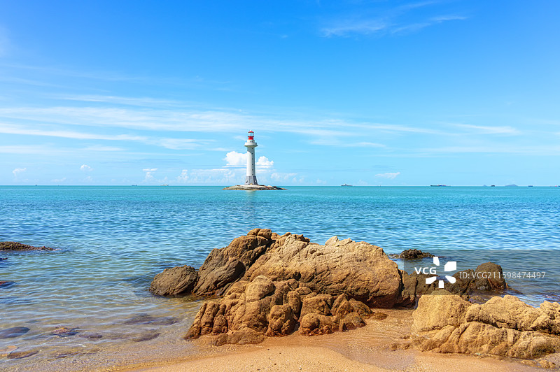 中国海南三亚大小洞天景区海上的灯塔图片素材