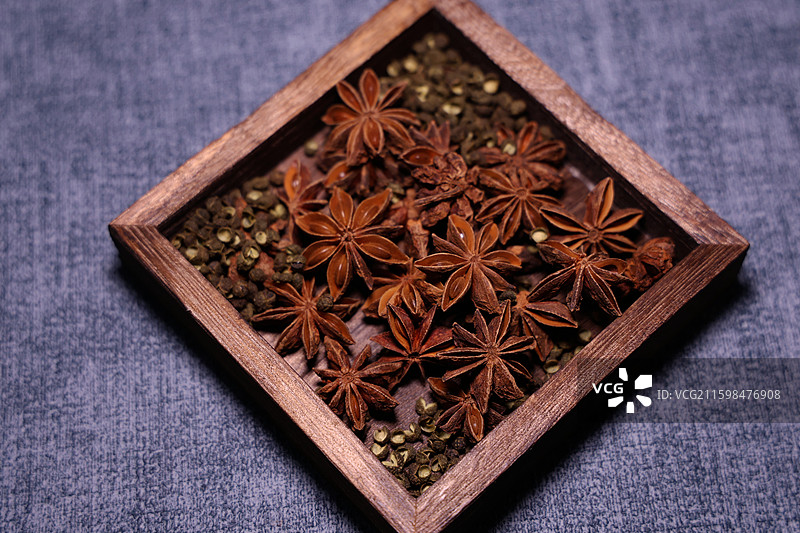 一小盒八角和青花椒特写图片素材