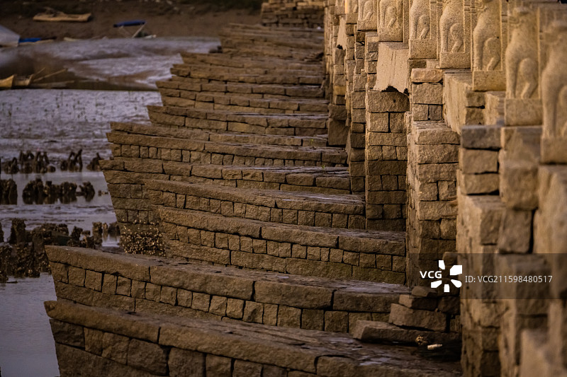 夕阳暮色时分的福建泉州千年古迹洛阳桥图片素材