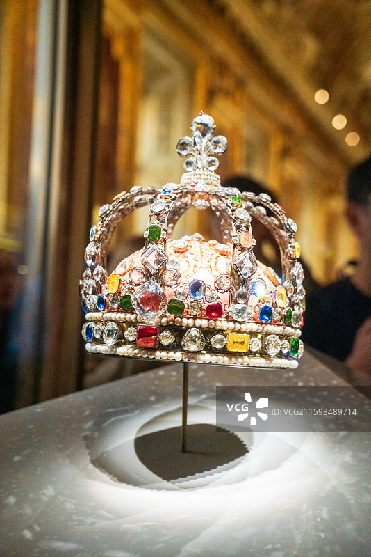 法国巴黎卢浮宫阿波罗长廊的稀世珍宝，皇冠项链钻石和大象胸针图片素材