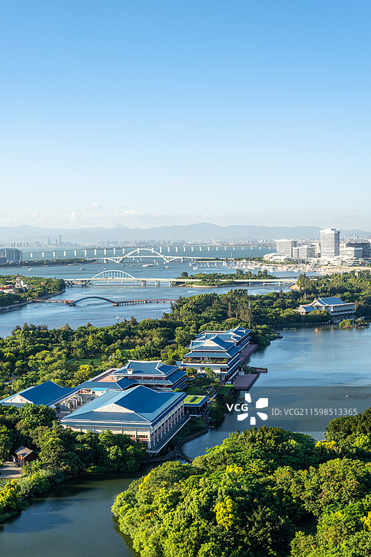 厦门五缘湾全景俯瞰湿地公园游艇会大桥湖畔中式建筑绿树桥梁城市山脉自然构图图片素材