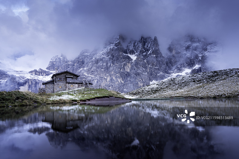 普雷达佐风光 高山下的小房子图片素材