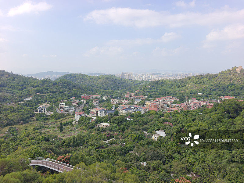 厦门东坪山眺望湖里区+远方大海图片素材