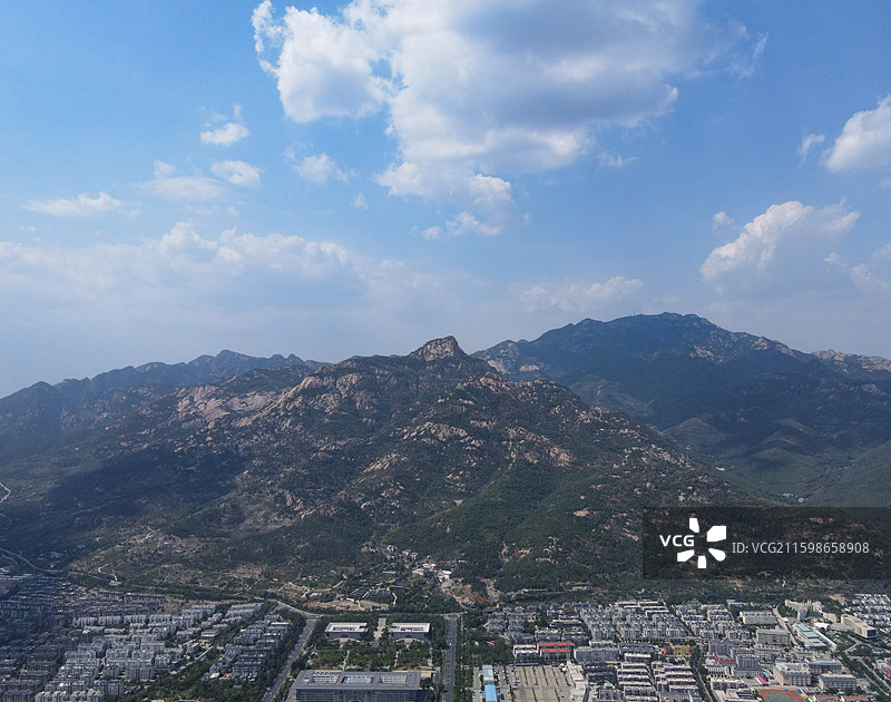 航拍视角下的-泰山天际线图片素材