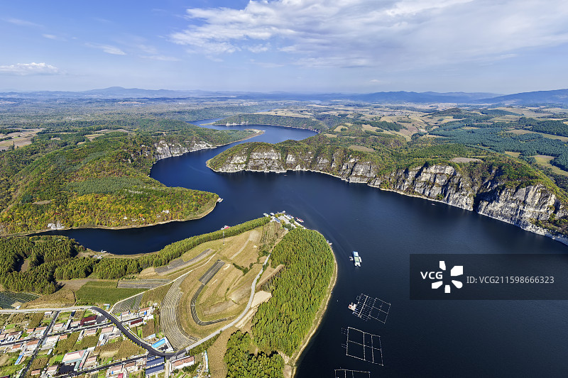 秋季，层林尽染，无人机航拍吉林省白山市靖宇县仁义风景区白山湖自然风光。图片素材