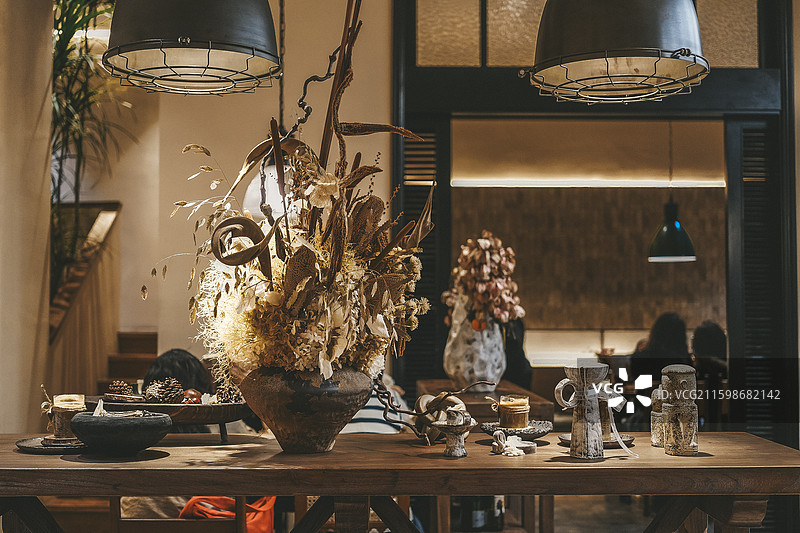 西餐厅氛围，坚果，松果，餐盘，装饰，复古氛围，美式氛围，复古摆件，餐厅氛围，焦糖色，小资，复古图片素材