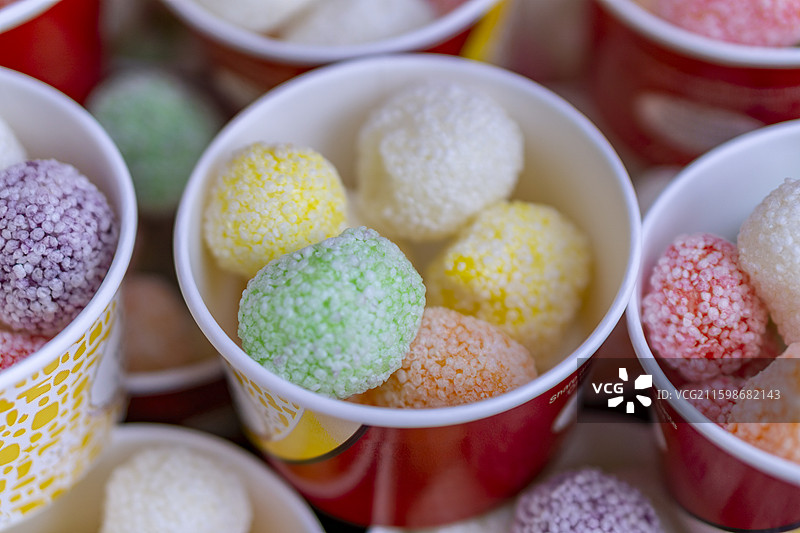 小吃店里多彩诱人的雪糕杯图片素材