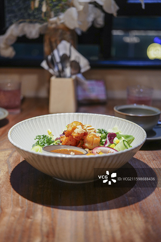 脆虾百香果沙拉，沙拉，虾球，凉菜，西餐，美食，美味，白人饭，漂亮饭，料理，烹饪，正餐，晚餐，午餐图片素材