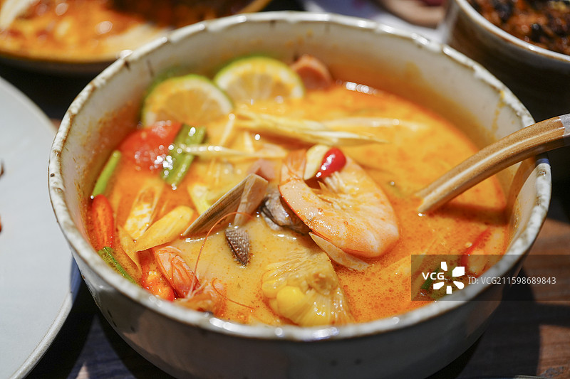 冬阴功汤，冬阴功海鲜汤，海鲜汤，汤品，汤类，泰国菜，西餐，美食，美味，白人饭，漂亮饭，料理，烹饪图片素材