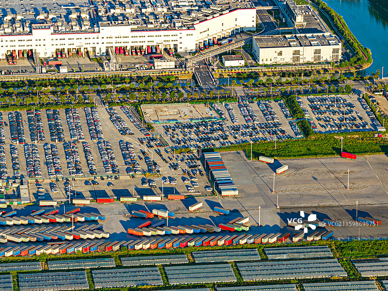 特斯拉上海超级工厂 停车场 马斯克Tesla中国新能源汽车产业 上海临港产业区 自贸区新质生产力图片素材