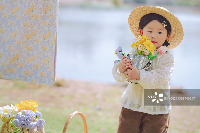 女孩子在草地湖边，进行野餐，玩耍的儿童写真图片素材