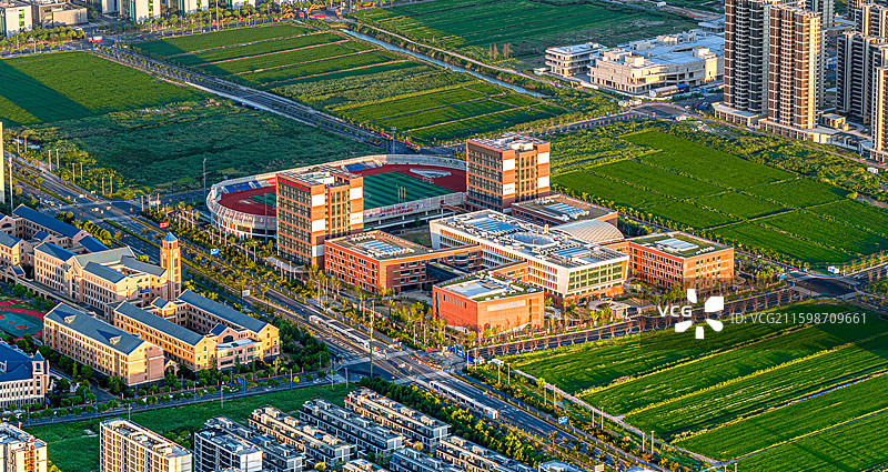 华师大二附中奉贤校区 上海奉贤蓝湾社区 临港奉贤生命蓝湾产业园 产城融合推动临港自贸区新质生产力图片素材