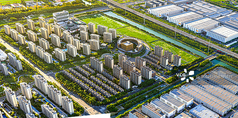 上海奉贤蓝湾社区 熙康医院 凤凰城 临港奉贤生命蓝湾产业园 产城融合推动临港自贸区新质生产力图片素材