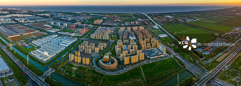 上海奉贤蓝湾社区全景 蓝湾公园 临港奉贤生命蓝湾产业园 产城融合推动临港自贸区新质生产力图片素材