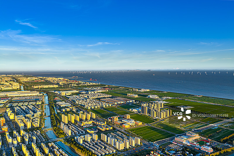 上海奉贤蓝湾社区眺望杭州湾北岸 临港奉贤生命蓝湾产业园 产城融合推动临港自贸区新质生产力图片素材