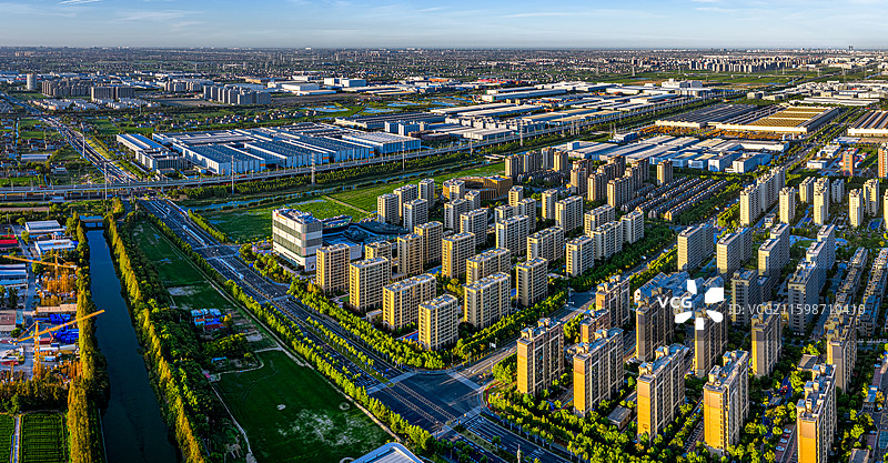 绿城上海诚园 上海奉贤蓝湾社区 临港奉贤生命蓝湾产业园 产城融合推动临港自贸区新质生产力图片素材