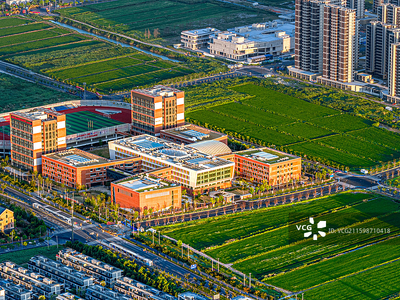 华师大二附中奉贤校区 上海奉贤蓝湾社区 临港奉贤生命蓝湾产业园 产城融合推动临港自贸区新质生产力图片素材