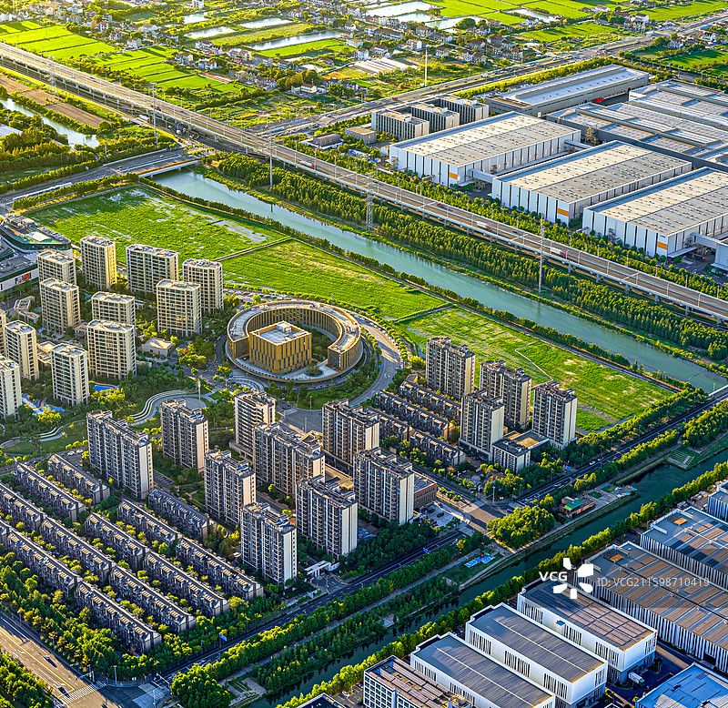 上海奉贤蓝湾社区 凤凰城 两港大道 临港奉贤生命蓝湾产业园 产城融合推动临港自贸区新质生产力图片素材