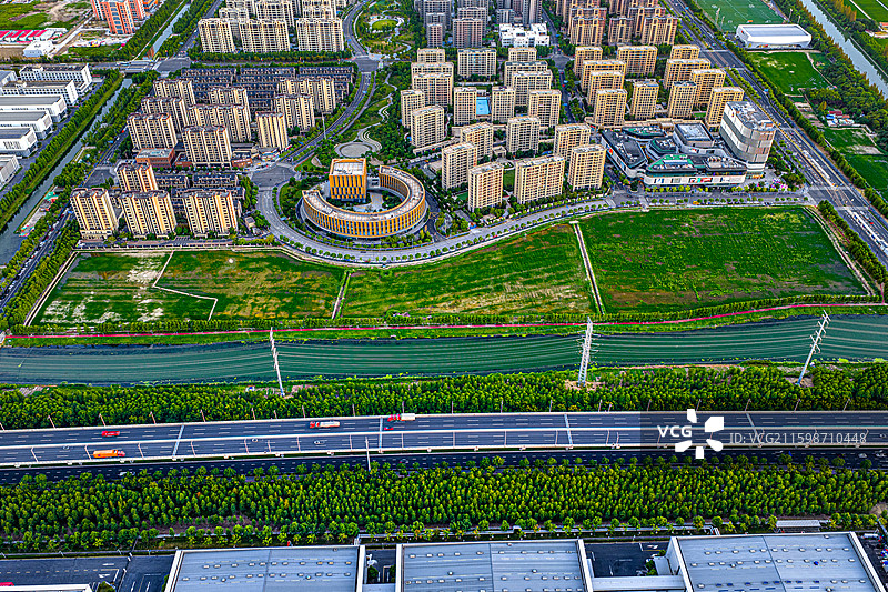 上海奉贤蓝湾社区 两港大道快速路 临港奉贤生命蓝湾产业园 产城融合推动临港自贸区新质生产力图片素材