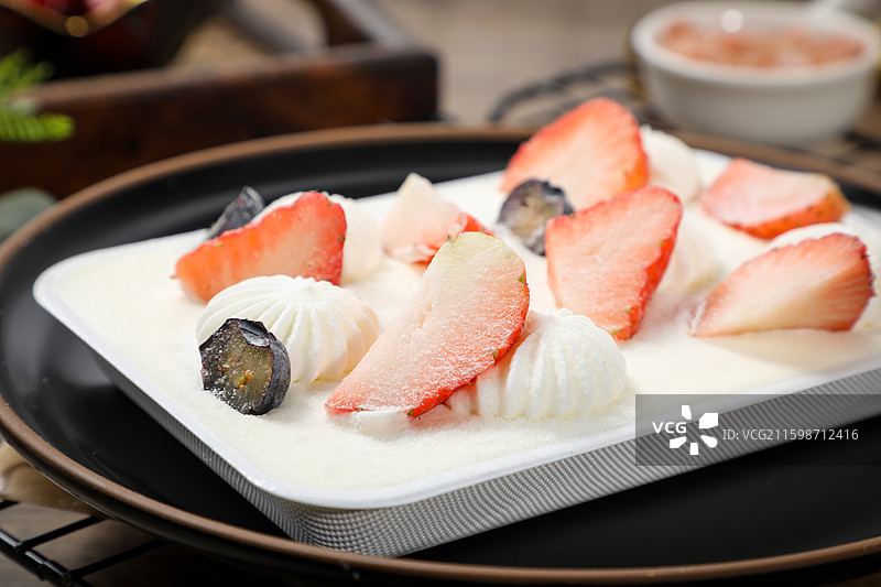 草莓海盐红丝绒蛋糕图片素材