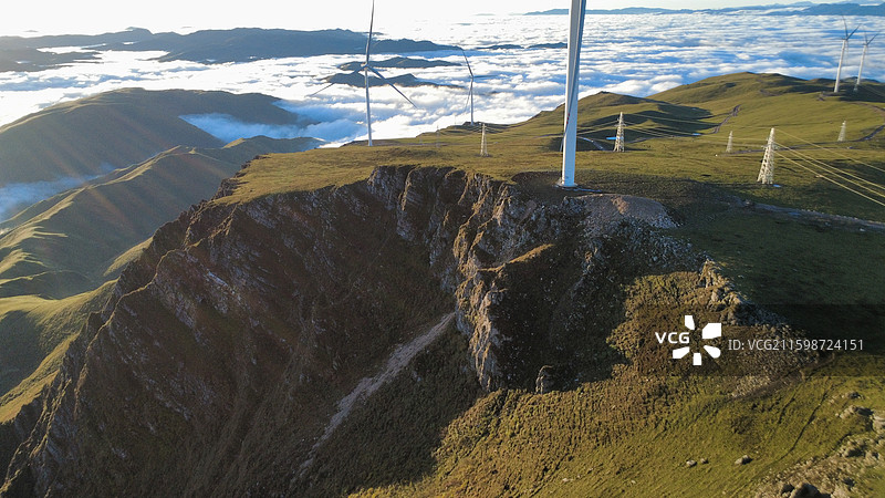 甘肃省陇南市宕昌县车拉大草原，日出云海时的宕昌大断崖（秦岭大断崖）图片素材