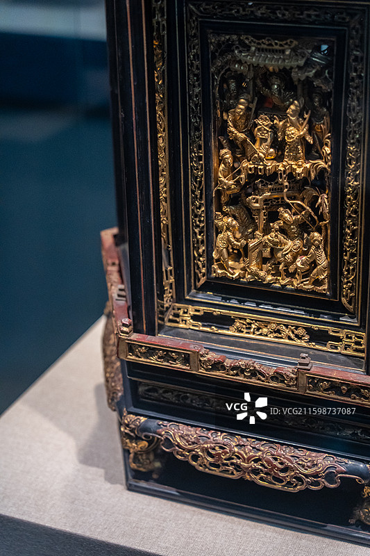 广东省博物馆藏品清末金漆木雕六角形宣炉罩图片素材