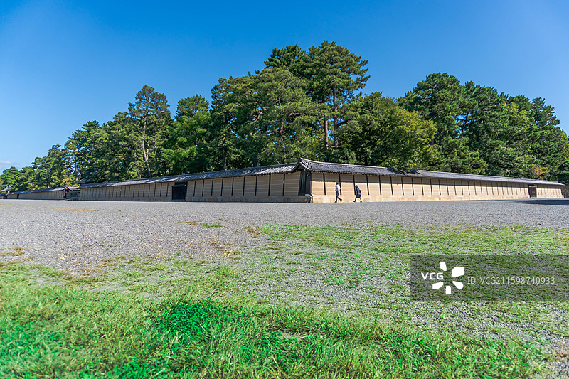 日本京都御苑传统建筑树蓝天路面图片素材