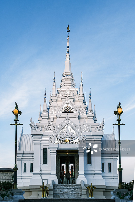 泰国精美白色佛塔建筑图片素材